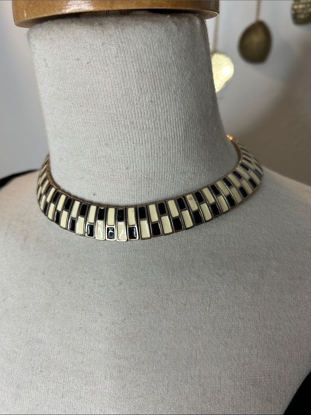 Chic Two-Tone Enamel Collar Necklace - Black & Cream